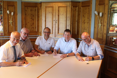 Die Vereinbarung zur Fortführung der Kommunalen Allianz wird von den Bürgermeistern unterzeichnet.
